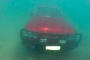 Toyota Land Сruiser, с ключами в замке зажигания, на дне австралийской реки