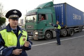 У алтайского дальнобойщика забрали права за смертельное ДТП, в котором он не участвовал