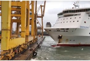 Момент столкновения парома с краном в порту попал на видео