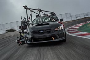 Съемочный Subaru американских журналистов
