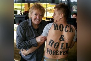 Студент из Екатеринбурга выставил на аукцион свою кожу с автографами рок-звёзд