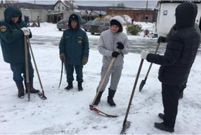В Екатеринбурге спасателей отправили косить снег: видео