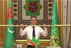 Президент Туркменистана поднял золотой гриф от штанги и остался доволен