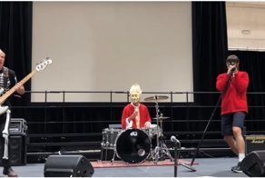 Группа Red Hot Chili Peppers неожиданно выступила в одной из школ на праздновании Хэллоуина
