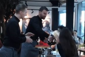 Клиентке киевского ресторана прилетело тортом в лицо: видео