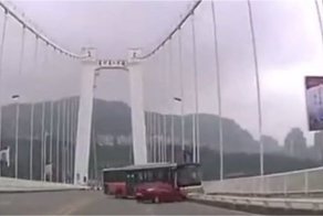 В Китае автобус упал с моста в реку из-за скандальной пассажирки