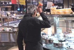 Пользователи Сети осудили мужчину, решившего попробовать супы в супермаркете