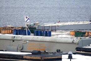 Подъемный кран с плавучего дока ПД-50 на полетной палубе "Адмирала Кузнецова