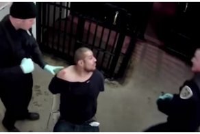 Решил плюнуть в полицейского и тут же пожалел об этом