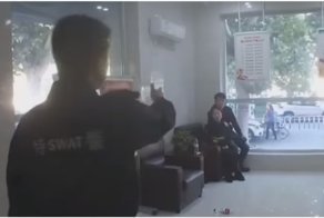 Капитан полицейского спецназа, рискуя жизнью, освободил заложницу в банке