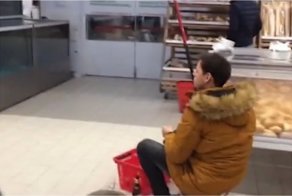 Полиция Казани задержала рыбака, пришедшего с удочкой в супермаркет