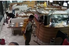 Крупная волна застала врасплох сотрудников итальянского ресторана