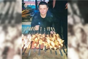 С крабами и шашлыком: в сети появились "тюремные" фото члена банды Цапков