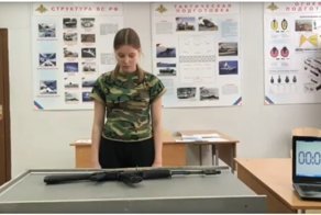 Девочка разбирает АК-74М на скорость