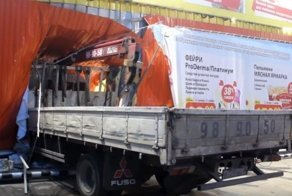 Авария дня.  В Иркутске манипулятор пробил стену супермаркета