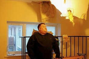 Кусок льда разнес крышу и кровать англичанину