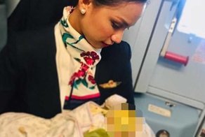 Как стюардесса покормила грудью чужого голодного младенца