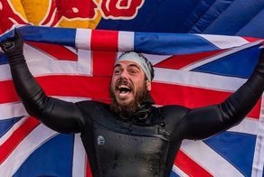 Спортсмен-экстремал установил мировой рекорд, обогнув вплавь всю Великобританию