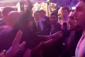 В сети появилось видео потасовки между болельщиками с турнира по смешанным единоборствам