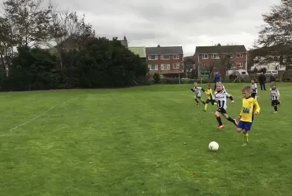 Отец испугался проигрыша футбольной команды сына и решил ему "помочь"