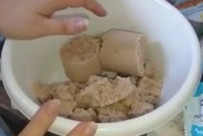 Женщина купила рыбный фарш, напоминающий поролоновую губку