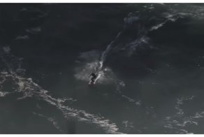 Спасение не справившегося с огромной волной серфера