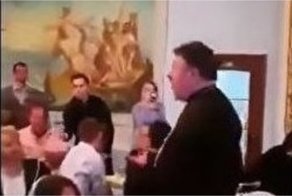 За публикацию видео со священником, поющим "Мурку", петербуржца оштрафовали на 300 тысяч
