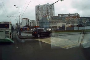 Автобусник отправил Мерседес в столб