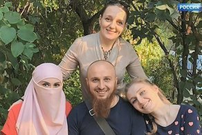 Российский "султан" и три его жены прославились на всю страну