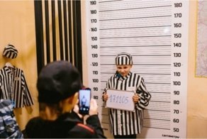 Для профориентации: мурманских школьников переодели в тюремные робы