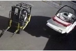 Невезучий водитель погрузчика, который пытался усидеть на двух стульях