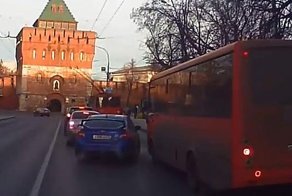Глупое ДТП у стен Нижегородского Кремля