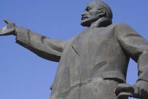 Россияне хотят видеть резиновую куклу в виде Ленина