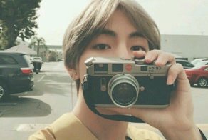 Участник популярной корейской K-pop группы заделался в фотографы