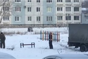 В Междуреченске поставили на час, сфотографировали и увезли назад детскую площадку