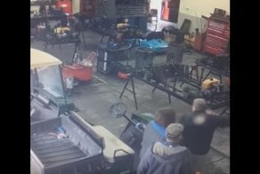 Милый дух напугал покупателя в магазине