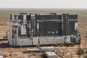 Путешествуя по Казахстану, фотограф наткнулся на заброшенный ангар для космических кораблей