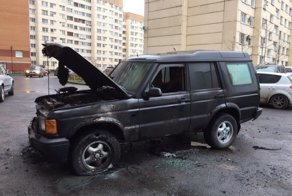 Поджог за парковку посреди двора в Петербурге