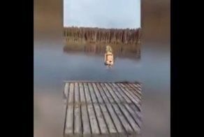 Блондинка решила нырнуть бомбочкой с разбега