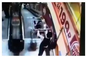 Мальчик из Нягани столкнул вниз по эскалатору тележку с младшим братом