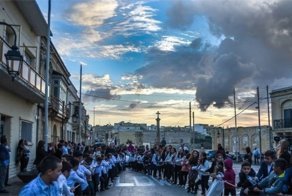 Мальтийский священник прокатился на Porsche, запряженном детьми