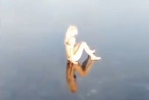 Полное видео с неудачным прыжком блондинки бомбочкой