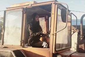 Оседлала трактор? Значит трактористка!