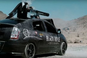 На крышу Toyota Prius установили пулемет от истребителя