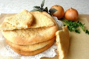 Луковые лепешки на минеральной воде. Постные