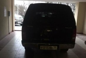 Парковка по-царски: внедорожник припарковали в подъезде жилого дома