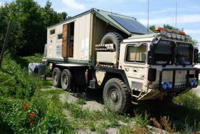 Морской контейнер установили на военный грузовик MAN и получился отличный экспедиционник