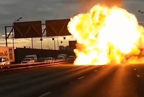 Огонь и взрывы: в Москве загорелась машина с газовыми баллонами