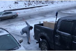 На Аляске папа всласть накатался по льду, пытаясь достать из машины игрушечную кухню дочери