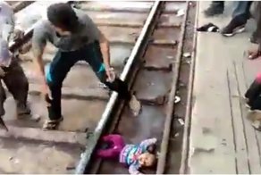 Упавшая под движущийся поезд годовалая девочка чудом осталась жива
